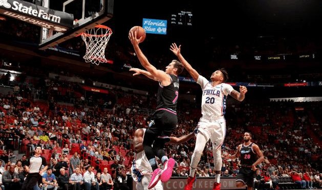  恩比德统治内线七六人客场战胜热火队