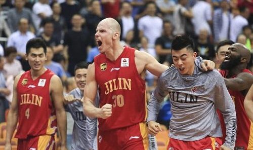  西汉姆联绝杀时刻显韧性，铁锤帮延续不败神话