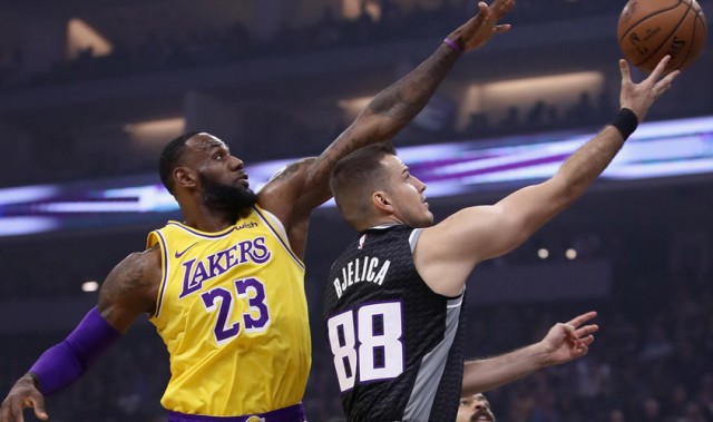  福克斯末节发威国王逆转马刺取关键胜