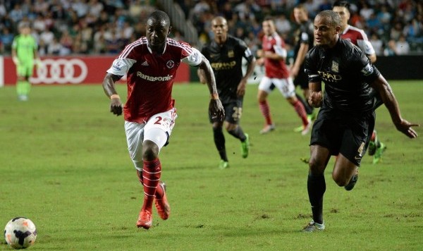  曼城铁卫头槌制胜，连续十场零封创英超新纪录  