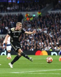 壹号娱乐官网- 富勒姆黑马姿态冲击欧战，米特洛维奇金靴稳操胜券  