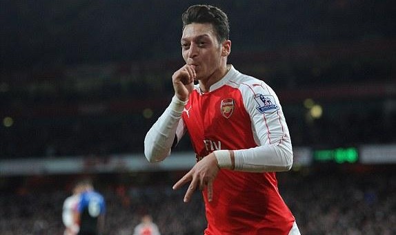  哈兰德双响炮曼城客胜伯恩茅斯登顶榜首