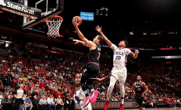  恩比德统治内线七六人客场战胜热火队