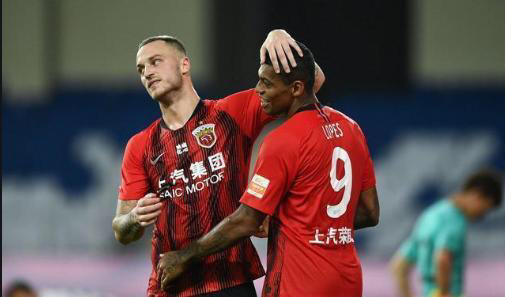  门兴格拉德巴赫边路突破犀利，两翼齐飞撕破对手防线